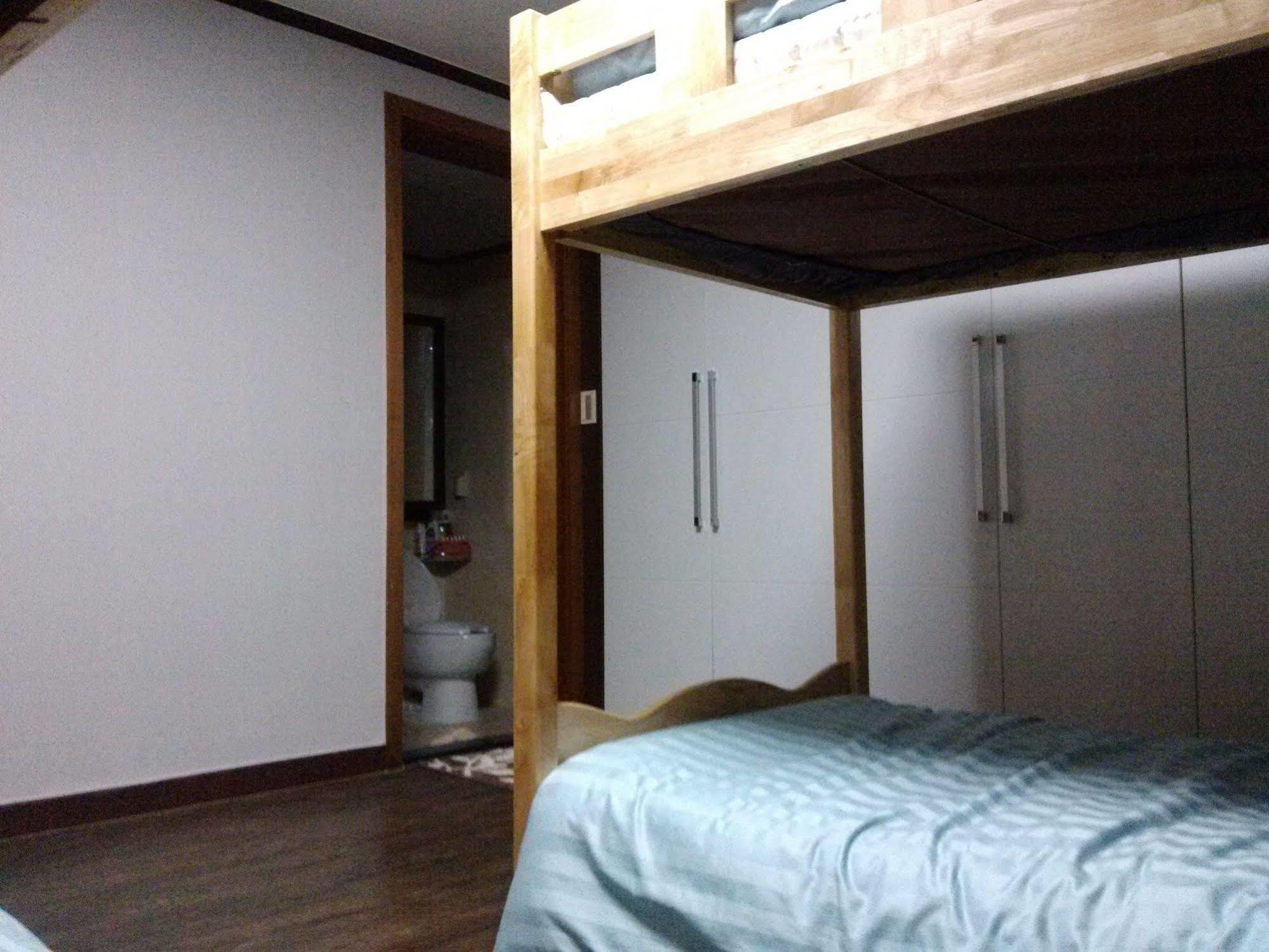K Star Road Guesthouse - Hostel Seoul Exterior foto
