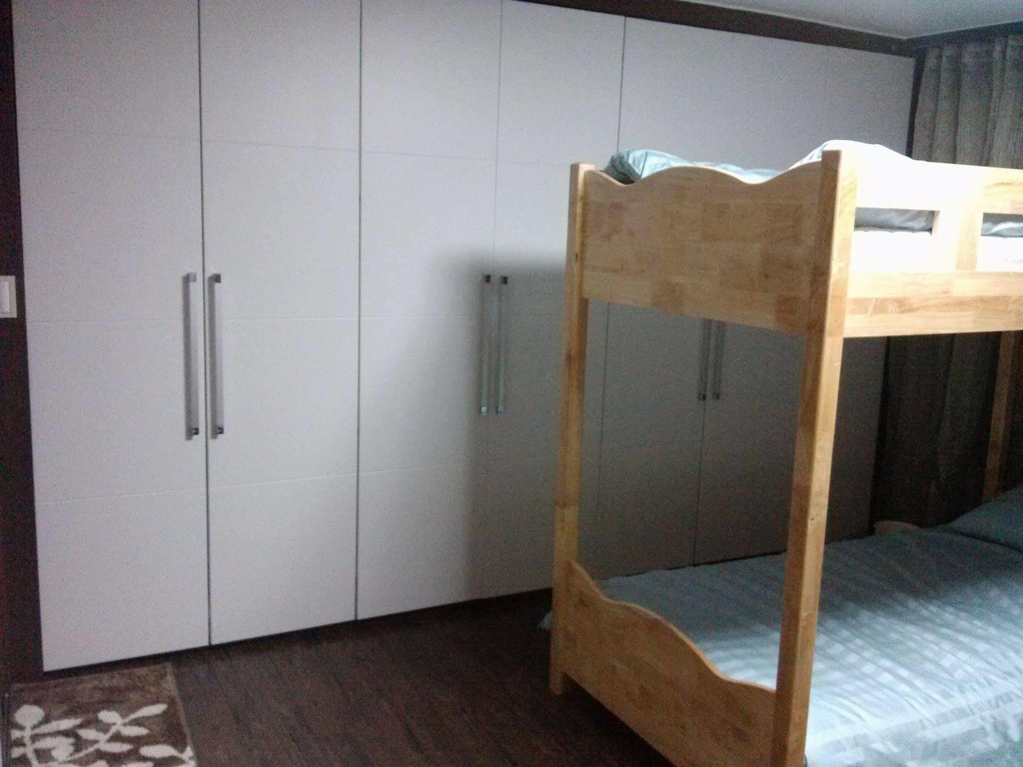 K Star Road Guesthouse - Hostel Seoul Exterior foto